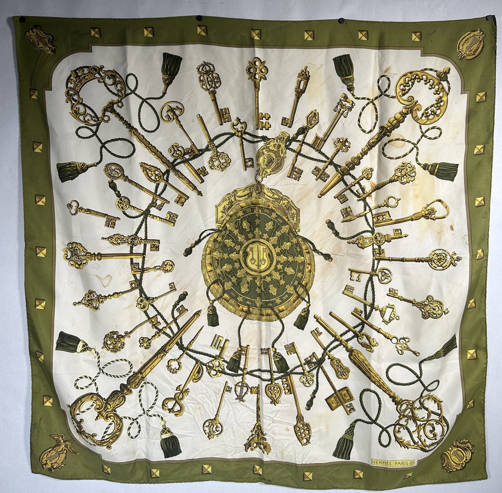 Vintage Hermes Scarf Les Cles: Vintage Hermes Scarf Les Cles This is an authentic vintage Herm?s Les Cles (The Keys) silk Carre 90 scarf in a green and gold colorway, originally designed by Caty Latham in 1965. Please see images fo