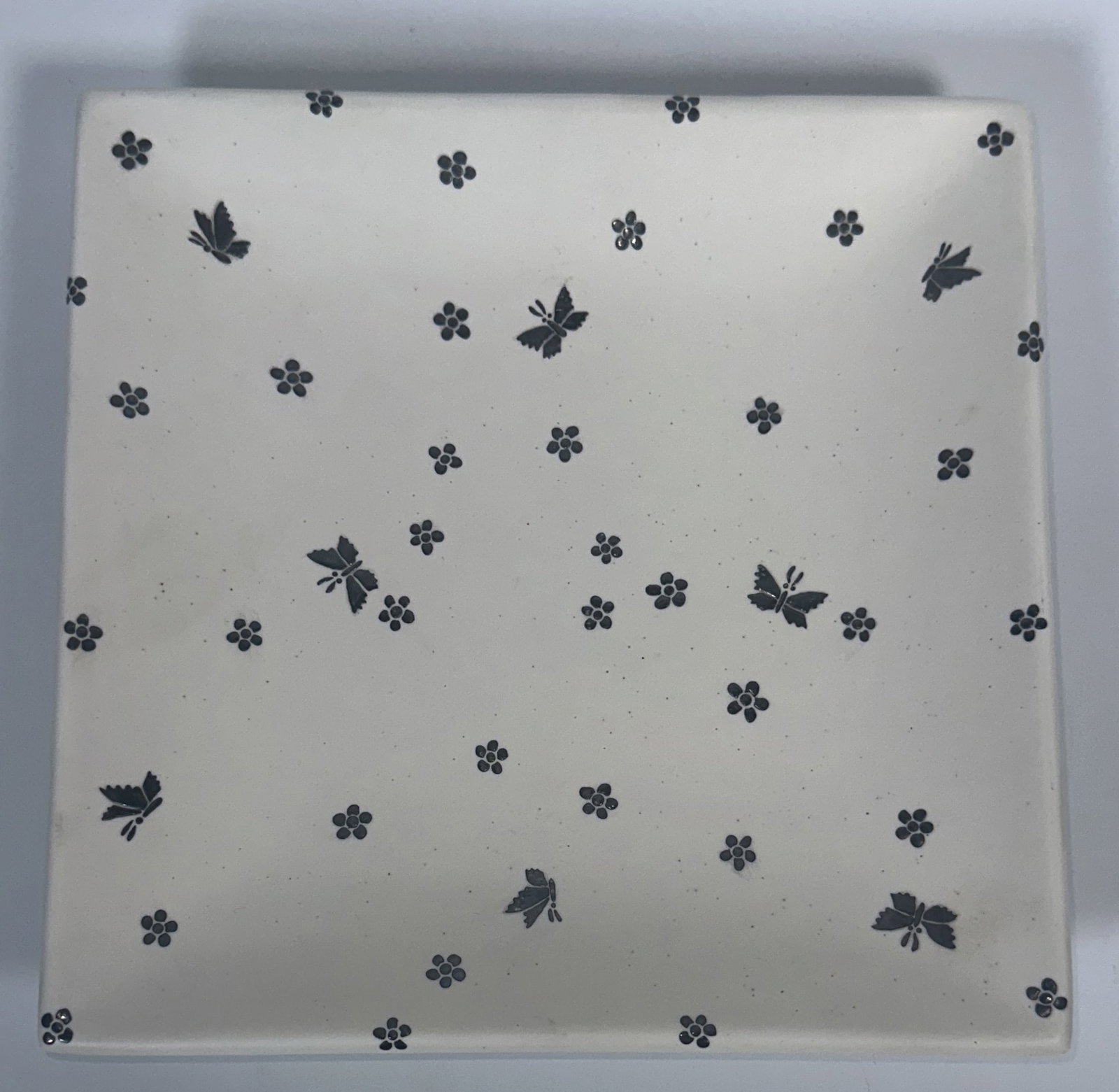 Emilia Castillo Sterling Silver Decorated Dish: Emilia Castillo Sterling Silver Decorated Dish This object is a vintage Emilia Castillo porcelain plate featuring a pure silver inlay butterfly and floral motif. Handcrafted in Taxco, Mexico, pieces