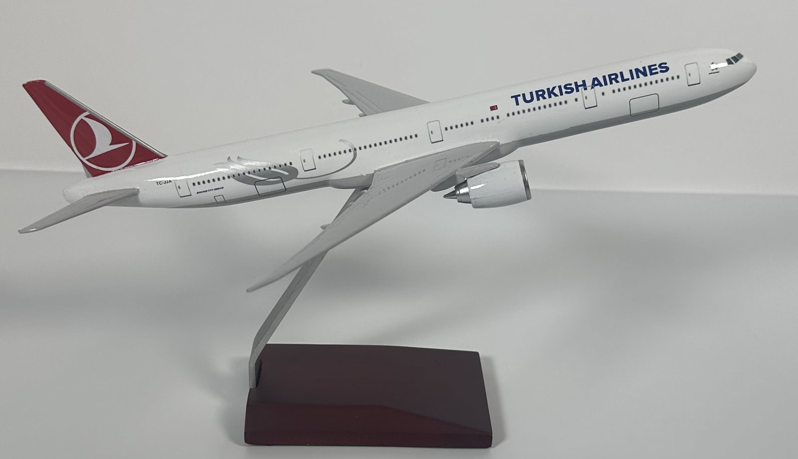 Airplane Model Turkish Airways by Wanchenfeng: Airplane Model Turkish Airways by Wanchenfeng The image depicts a 1:200 scale model of a Turkish Airlines Boeing 777-300ER passenger aircraft.It is manufactured by Shantou Wanchengfeng Craft Co.,