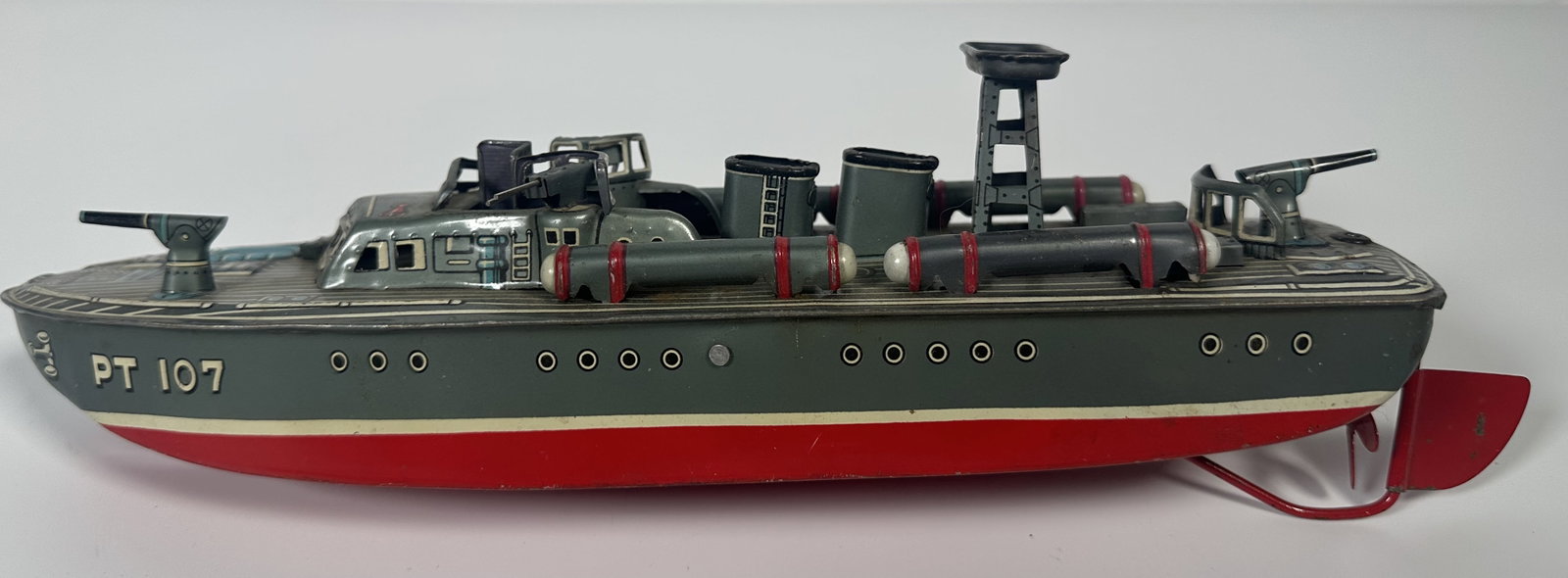Vintage Marx PT-107 Toy Tin Boat: Vintage Marx PT-107 Toy Tin Boat This is a vintage 1950s tin lithographed PT-107 motor torpedo boat toy manufactured in Japan (such as by Linemar/Louis Marx and Co. or Sankei Kogyo).It features a