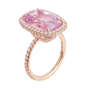 Cocktail Ring with Lavender Kunzite: This stunning cocktail ring features a vibrant 9.74ct center stone of natural lavender kunzite, delicately set in luxurious 18K rose gold. The design blends soft feminine hues with bold presence, maki