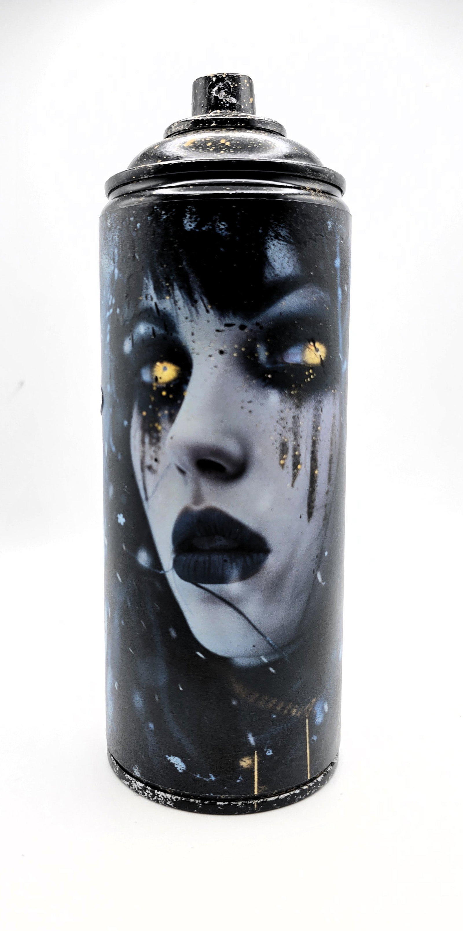 Golden Gaze Phantom (TZ-20) – 7"x2.6" – TedyZet – Original painting on Spray Paint Can: Empty Spray Can ArtworkApprox. 7 x 2.6 inches (approx. 18 x 6.5 cm)Mixed media: spray paints, marker, ink on recycled spray paint canSigned by the artist on the front and bottomYear: 2025Comes with Ce