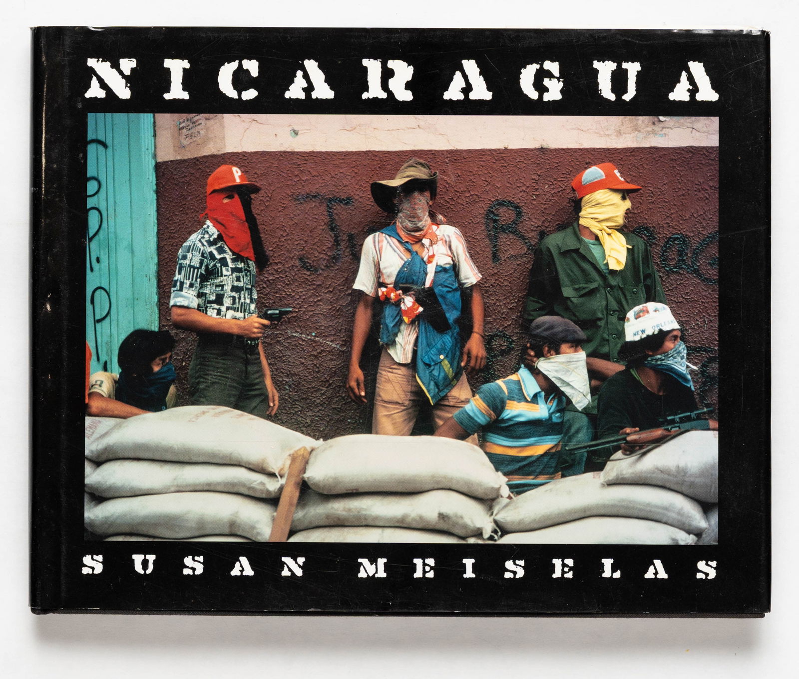 Meiselas, Susan; Nicaragua [SIGNED 2008 2ND EDITION HARDCOVER WITH DVD - FINE COPY]: SIGNED COPY Aperture, New York, USA 2008. Hardcover with jacket and DVD. First Edition Thus (first Aperture edition, first printing). Oblong 8vo. Text in English. 120 pages. 71 colour plates documenti