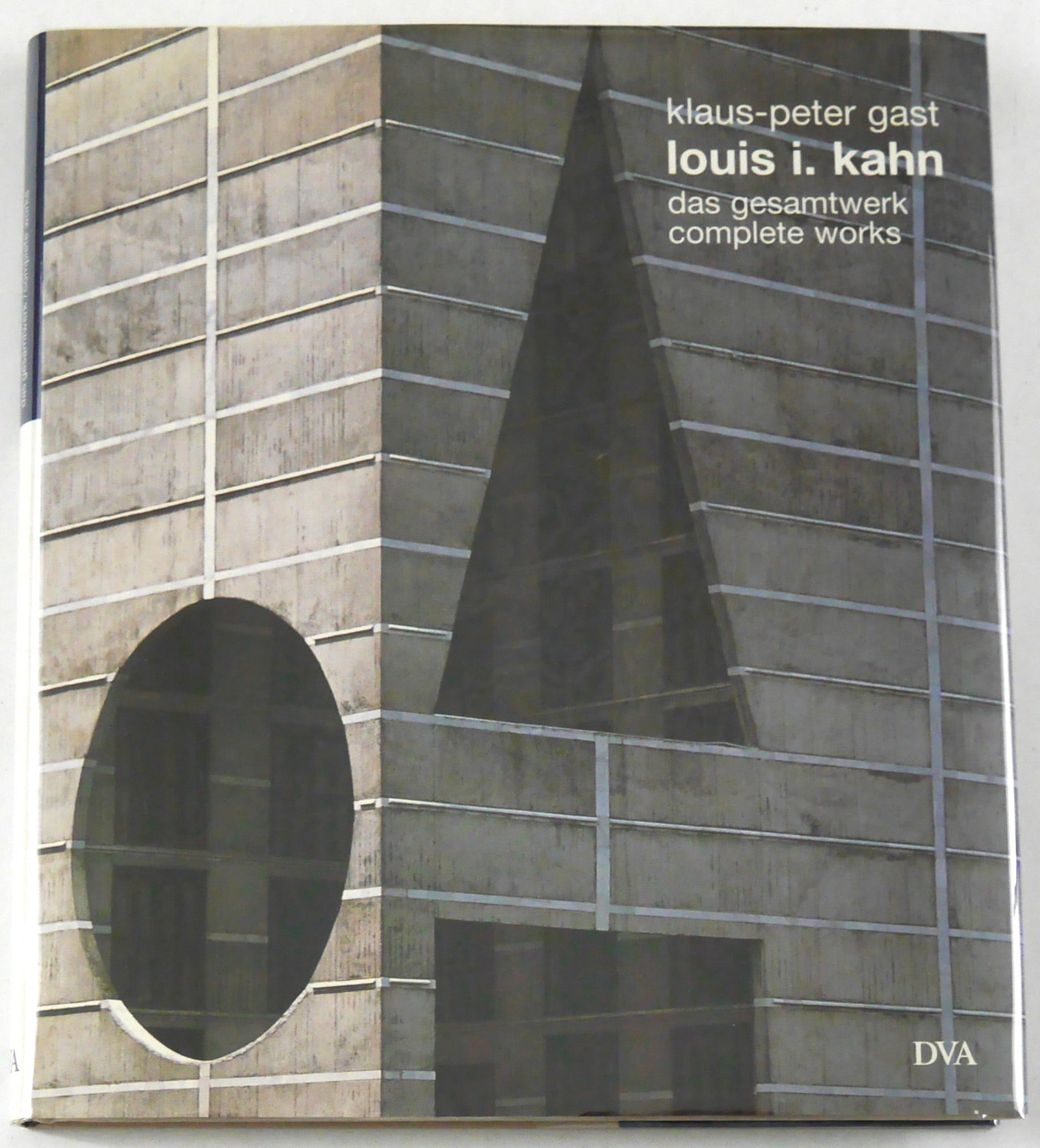 Louis I Kahn, Das Gesamtwerk / Complete Works [2001 1ST EDITION - FINE]: Deutsche Verlags-Anstalt,Munchen, 2001. Hardcover in pictorial dust jacket. First Edition, First Printing. 207 pages with numerous photographic images and illustrations throughout offering an overview