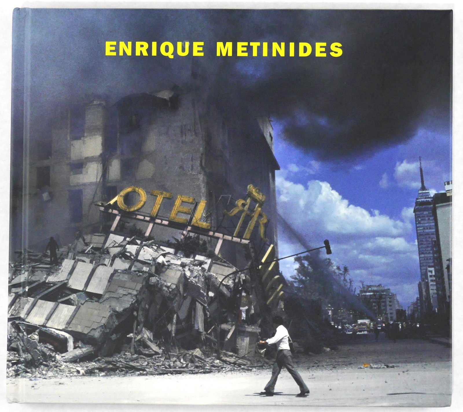 Enrique Metinides [RARE 2003 RIDINGHOUSE MONOGRAPH - FINE COPY]: Ridinghouse. 2003. Hardcover in pictorial boards. First Edition, First Printing. Text in Spanish and English. 134 pages with 73 photos. Text: Geoff Dyer, Nestor Garcia Canclini, Gabirel Kuri. Often ci