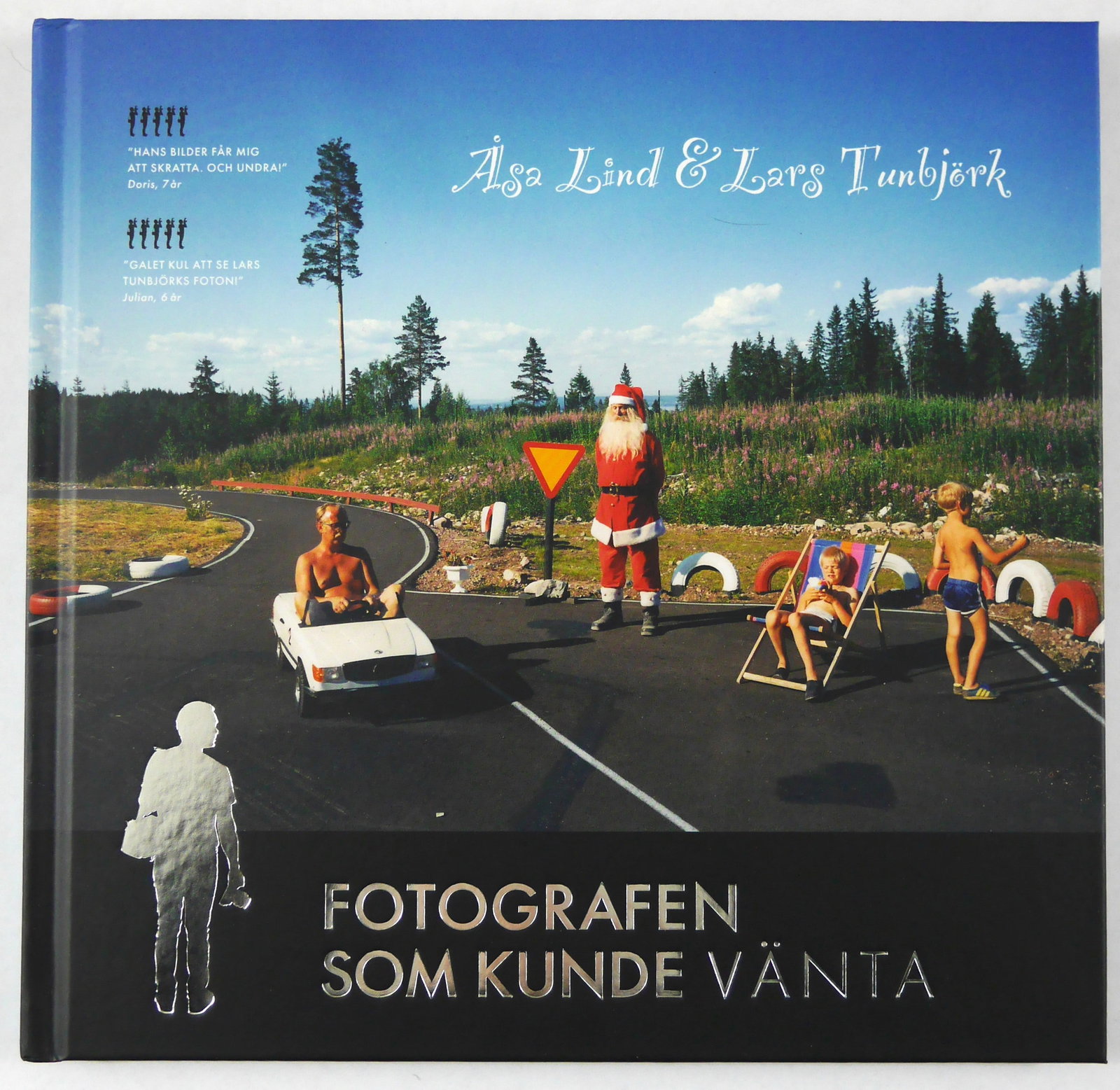 Tunbjork, Lars; Lind, Alsa; The Photographer Who Could Wait (Fotografen Som Kunde Vanta): Arena Publishing House, 2025. Hardcover in pictorial boards.? First Edition, First Printing. 75 pages with 31 photographic images in color by Lars Tunbjork accompanied by text in Swedish by Alsa Lind.