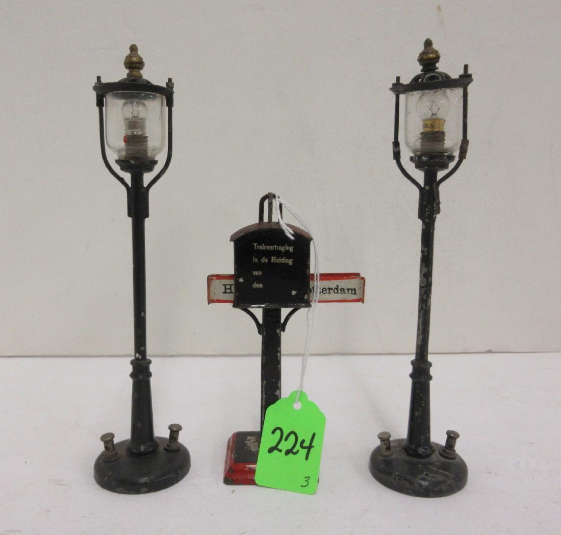 MARKLIN (2) 7" GREY LAMP POSTS & DESTIN STAND: MARKLIN (2) 7" GREY LAMP POSTS & DESTIN STAND