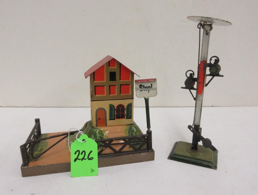 MARKLIN 6" TIN LITHO CROSSING GATE HUT & OPER SIGNAL: MARKLIN 6" TIN LITHO CROSSING GATE HUT & OPER SIGNAL