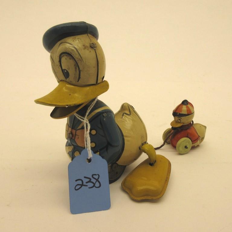 MARX DONALD DUCK WALKING WIND-UP TOY (1 of 3)