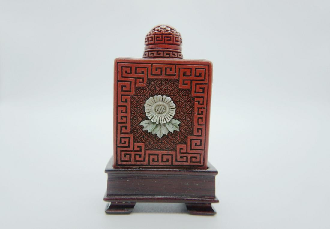 A cinnabar lacquer-flower and Jade's leaves snuff bottle Japan (1 of 9)