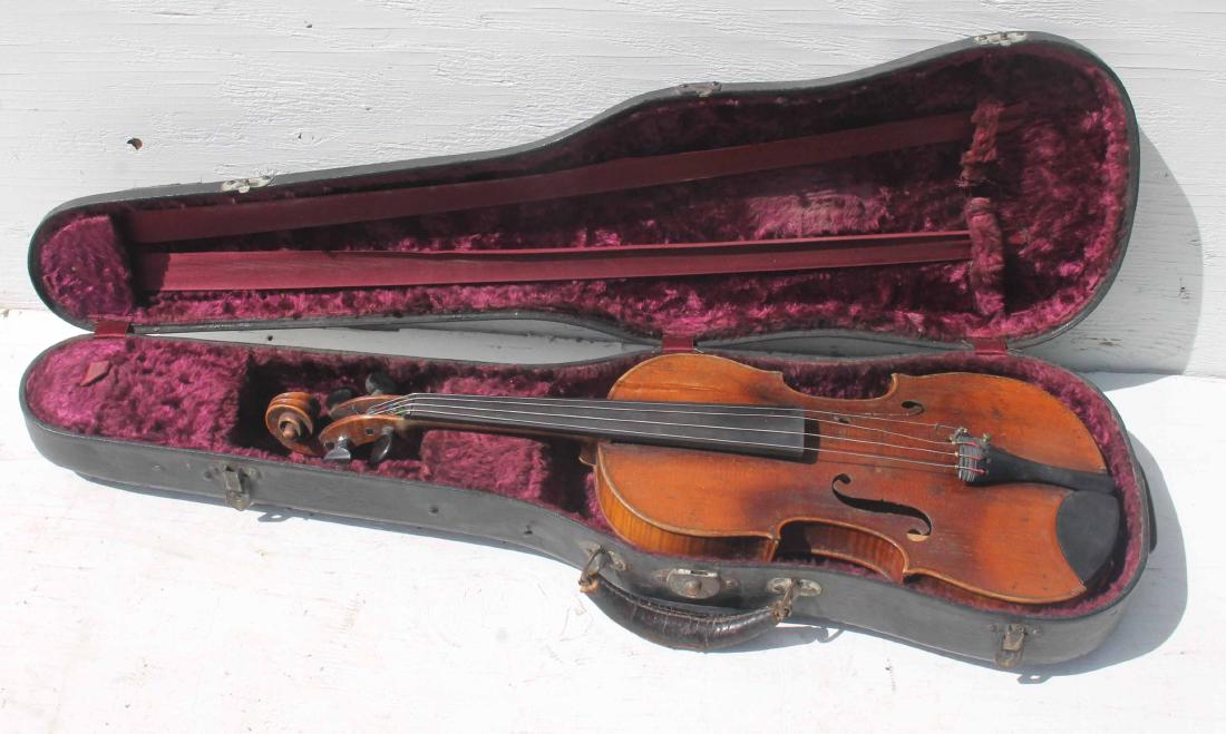 antique violin in case: antique violin in case