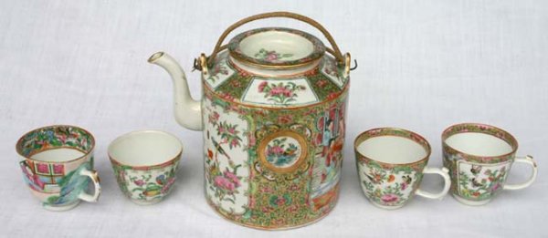19th C Rose Medallion teapot w 4 small cups - tea
