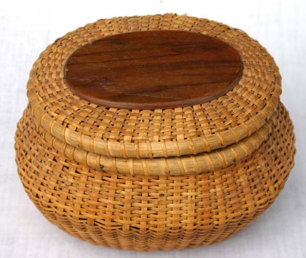Nantucket basket w lid unhinged - 5 1/2" tall x 7