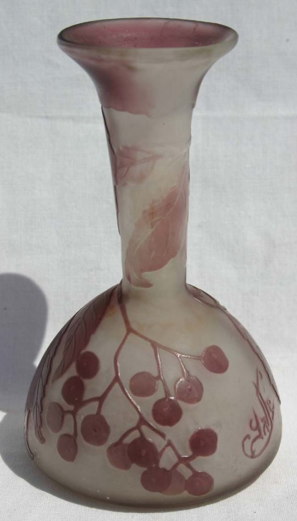 Galle French Cameo 4 1/4" vase w purple leaf & be