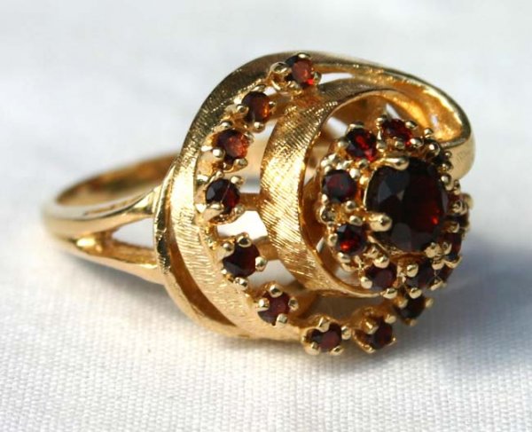 14k gold ring w garnets