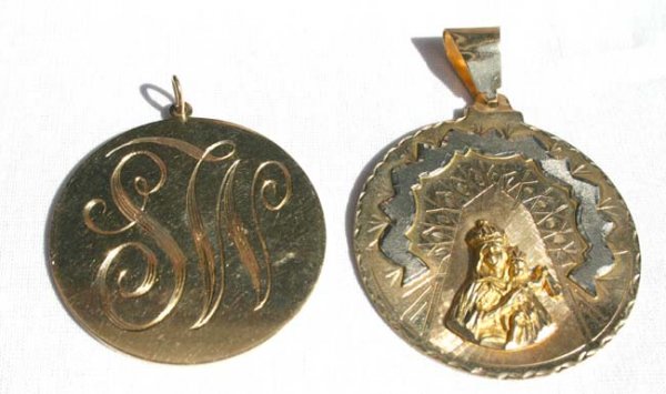 2 14k gold round pendants weighs approx 28 grams
