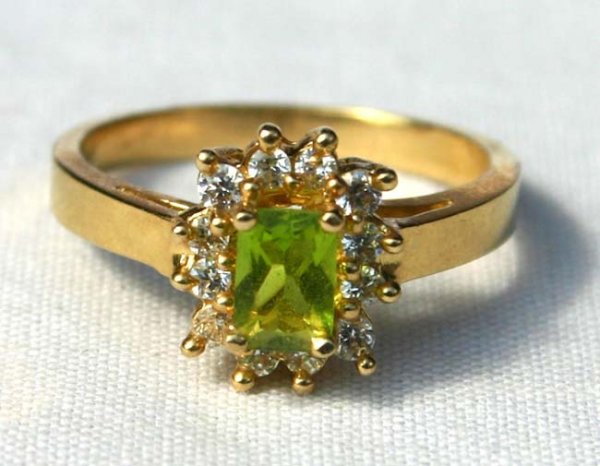 14k gold ring w diamonds & peridot