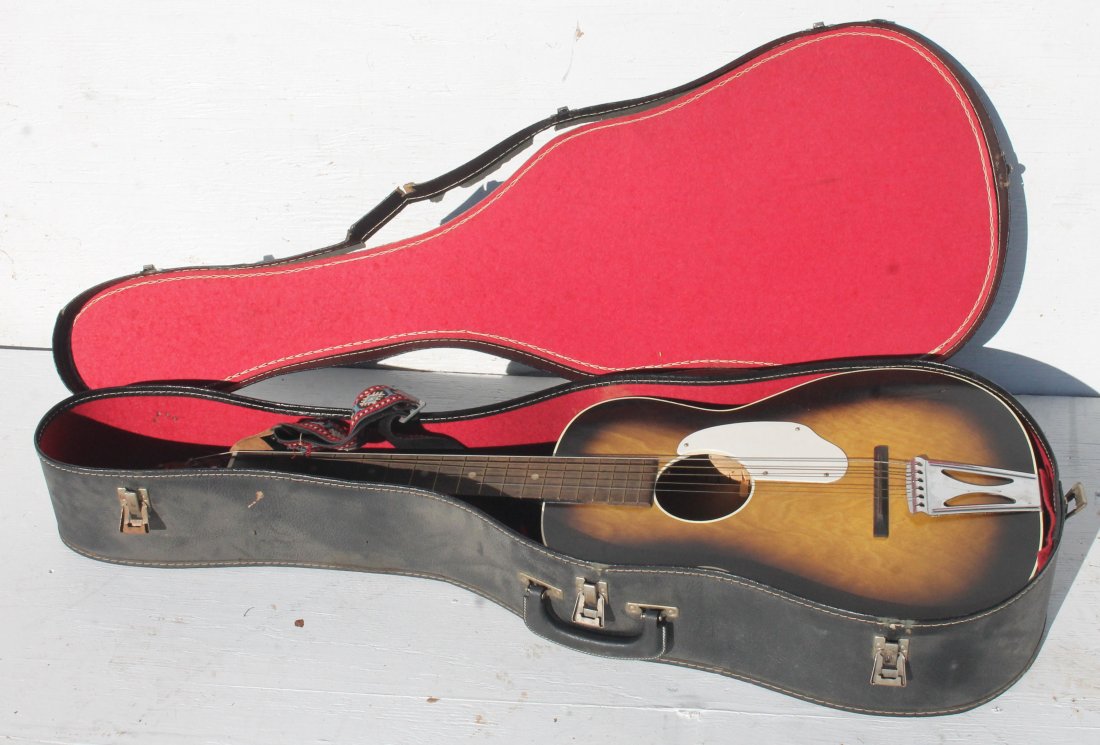 Fender acoustic guitar in case: Fender acoustic guitar in case