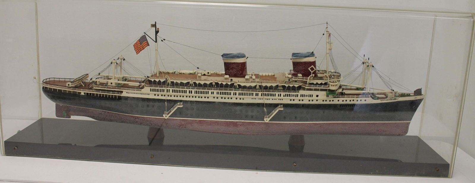 Vintage WWII ship model w American flag in case - 25: Vintage WWII ship model w American flag in case - 25 1/2" long ship