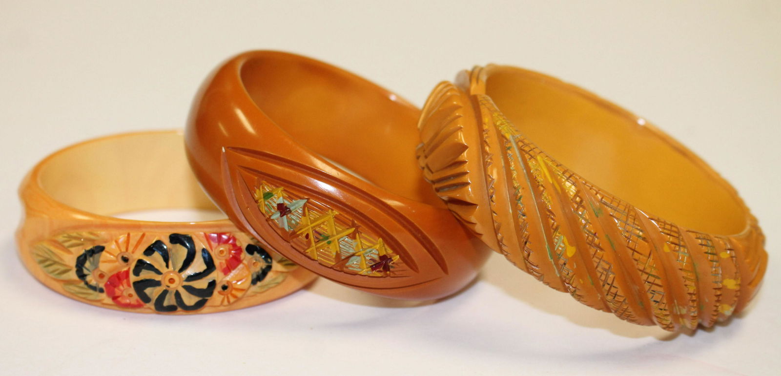 3 Vintage Bakelite carved bangle bracelets w paint dec (1 of 4)