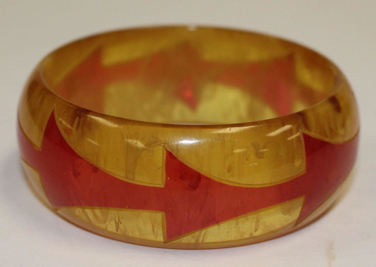 Vintage Bakelite transparent bangle w red arrow dec - 2 (1 of 2)