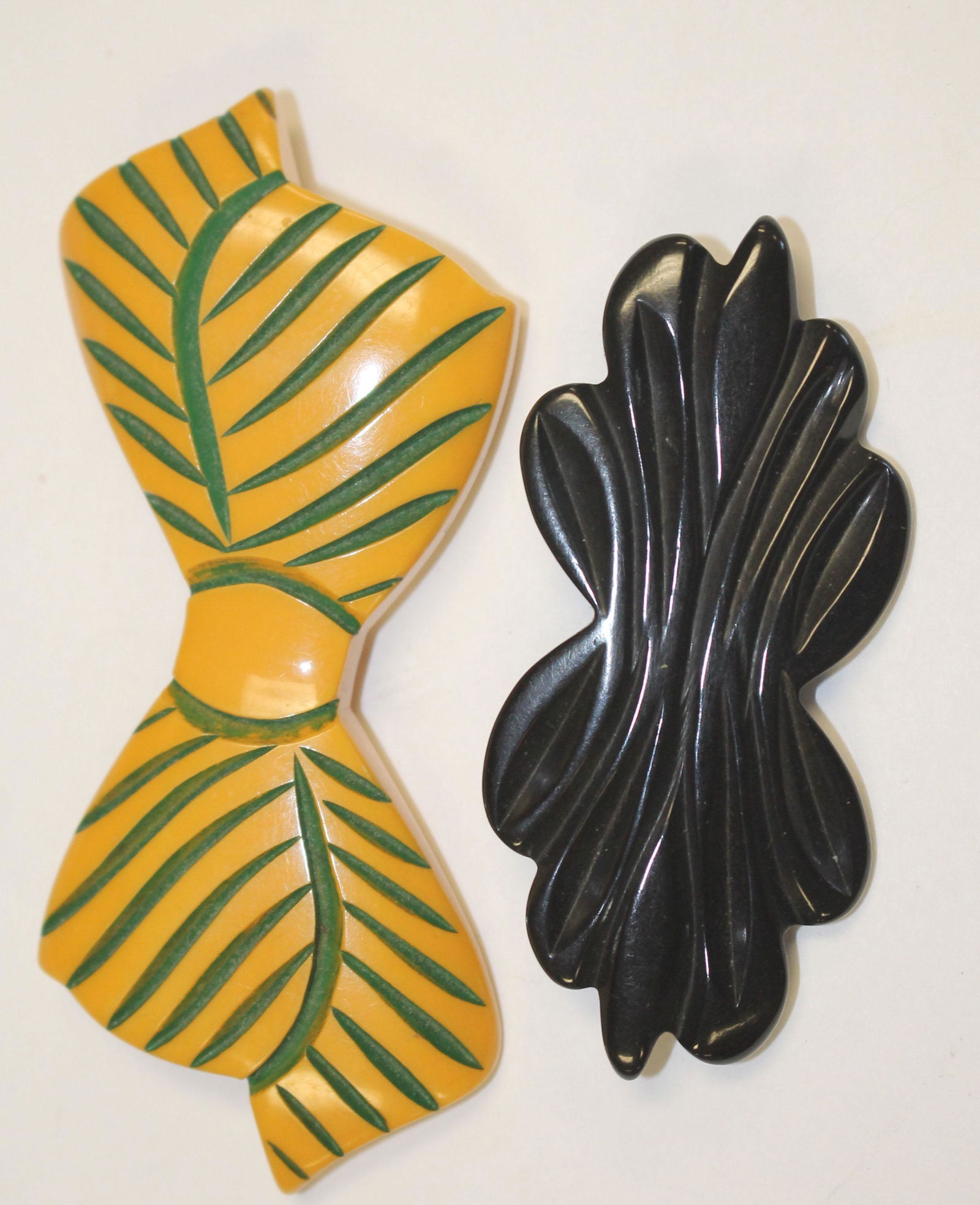 lot of 2 vintage Bakelite bow form pins in ebony & (1 of 2)