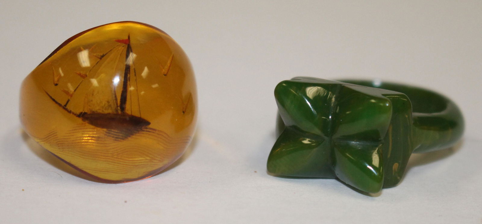 lot of 2 vintage Bakelite rings incl green bow form & (1 of 7)
