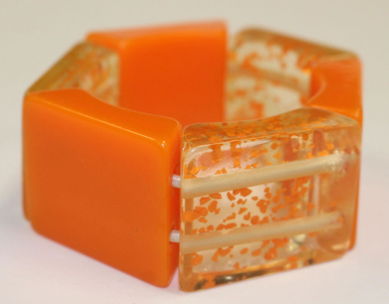 Vintage Bakelite stretch bracelet w orange & speckled (1 of 2)
