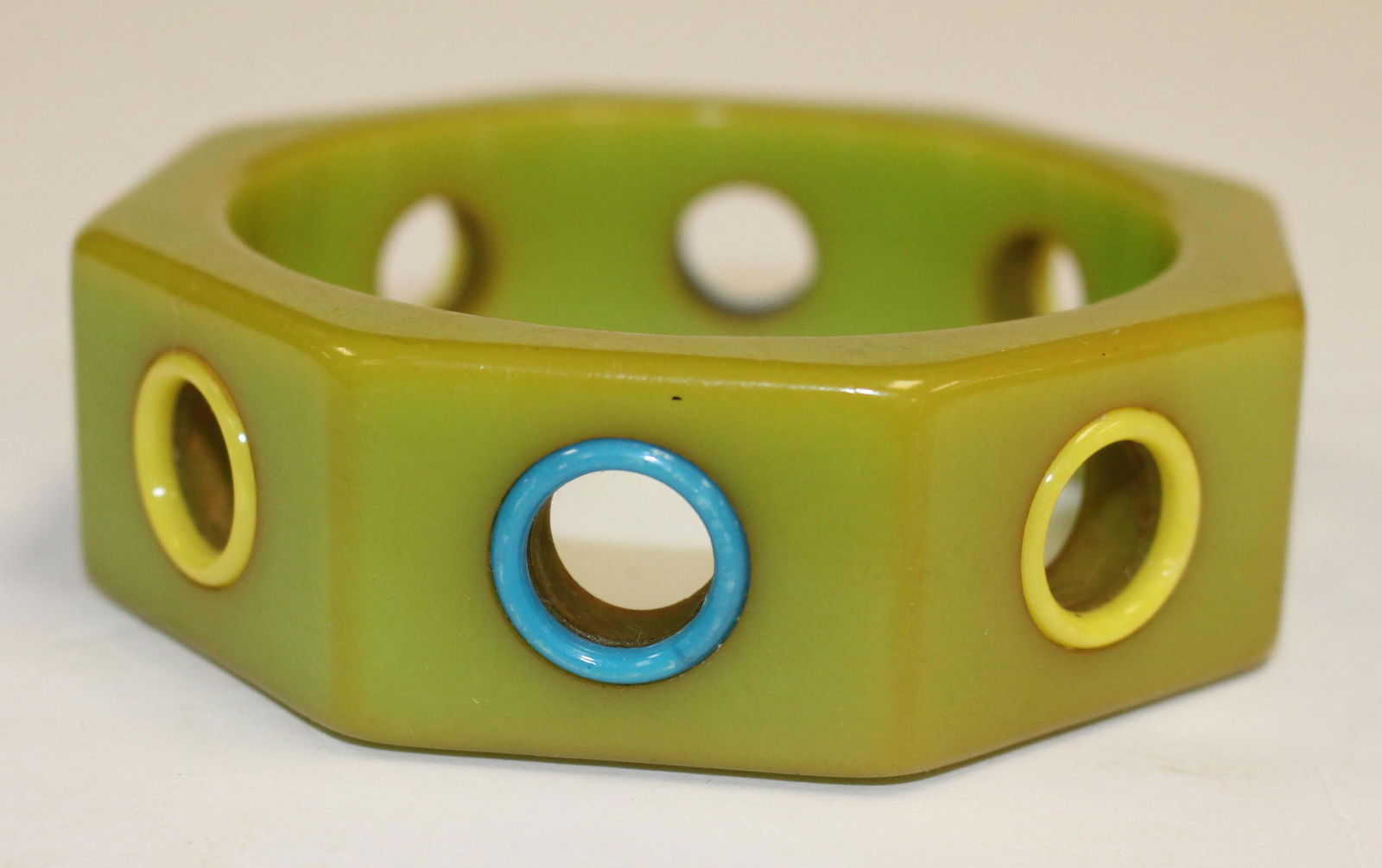 Vintage Bakelite lime green bangle bracelet w laminated (1 of 2)