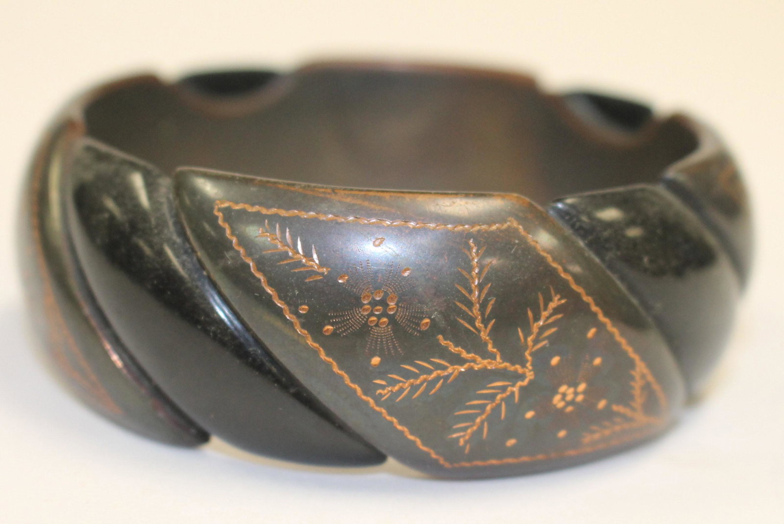 Vintage Bakelite black & gray bangle w copper inlaid: Vintage Bakelite black & gray bangle w copper inlaid dec - 3" diam