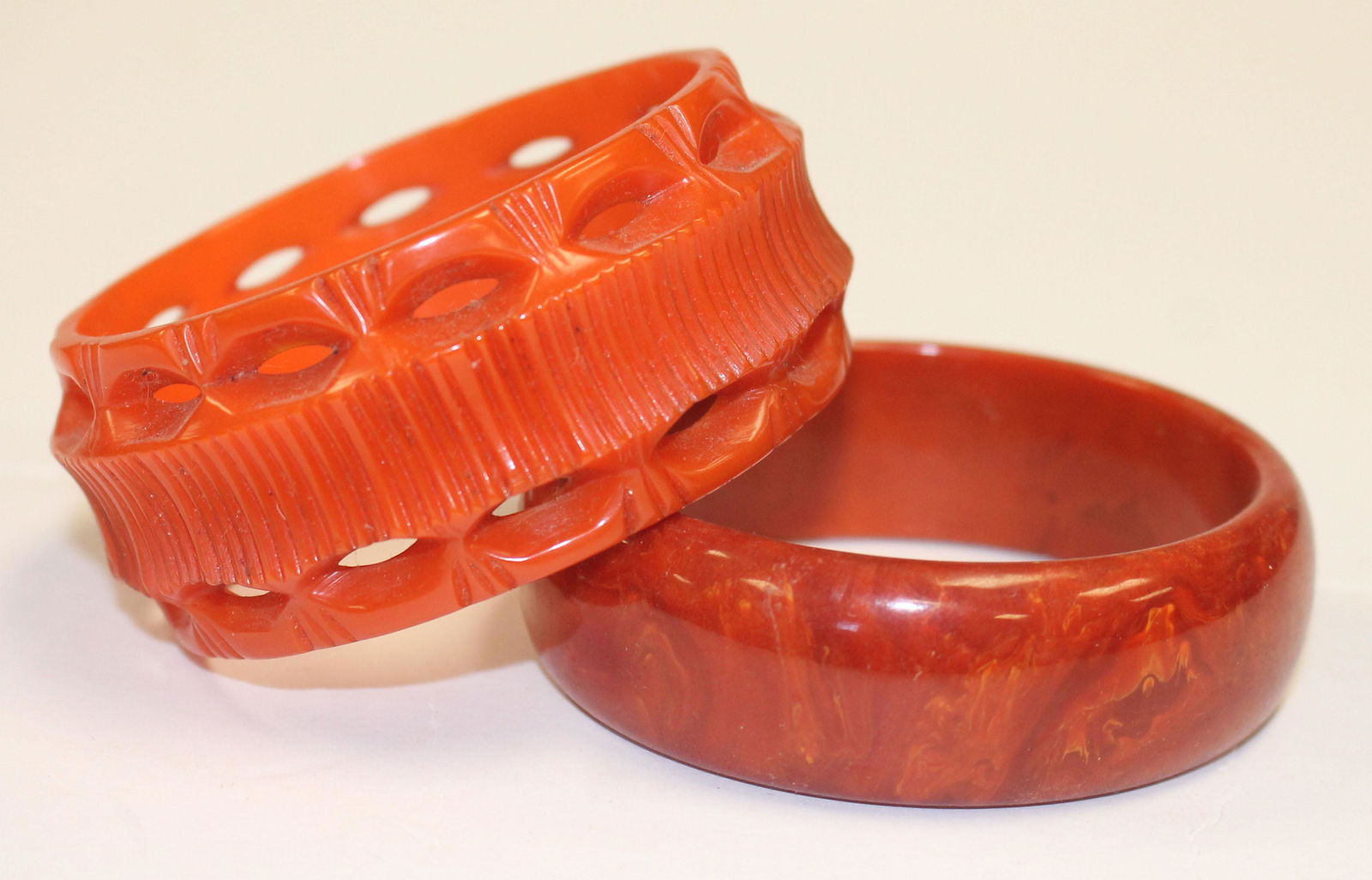 2 Vintage Bakelite salmon bangle bracelets incl 1 (1 of 3)