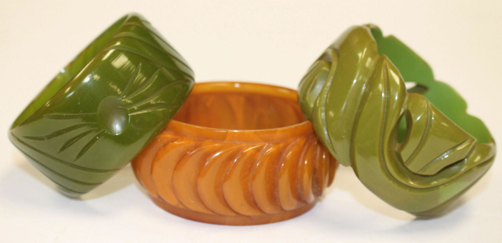 3 Vintage Bakelite lg carved bangle bracelets in green (1 of 4)