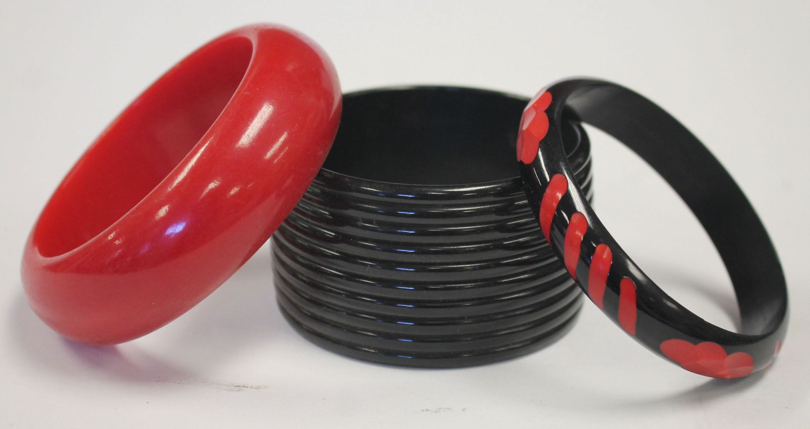3 Vintage Bakelite bangle bracelets in ebony & red - 2 (1 of 4)