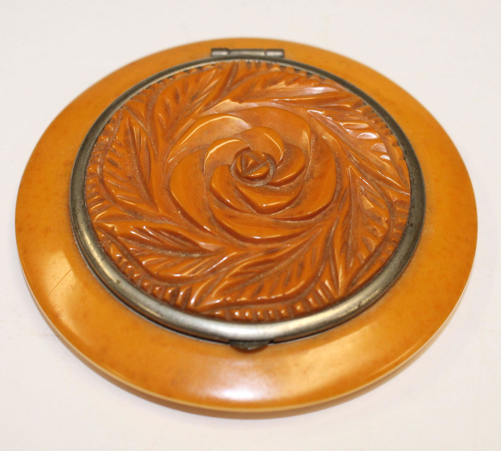 Wonderful Vintage Bakelite butterscotch compact w (1 of 4)