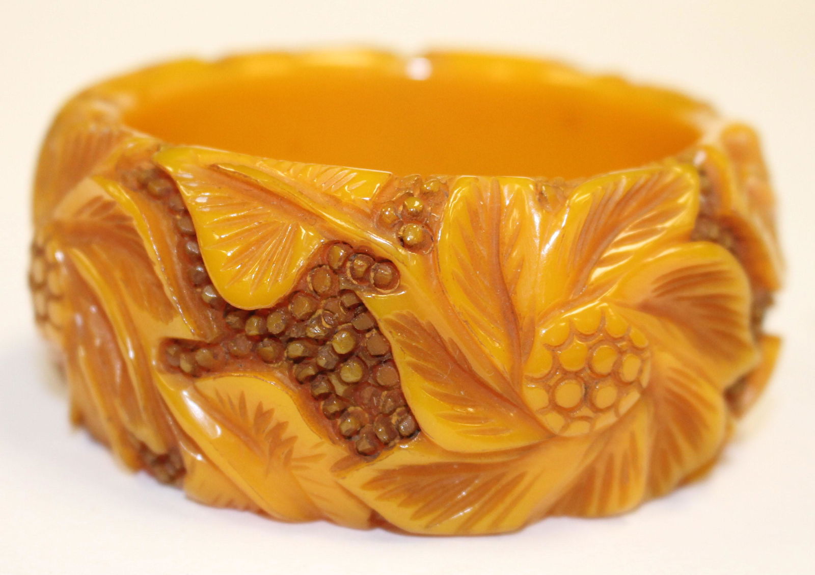 Bakelite reproduction carved floral & leaf dec bangle (1 of 2)