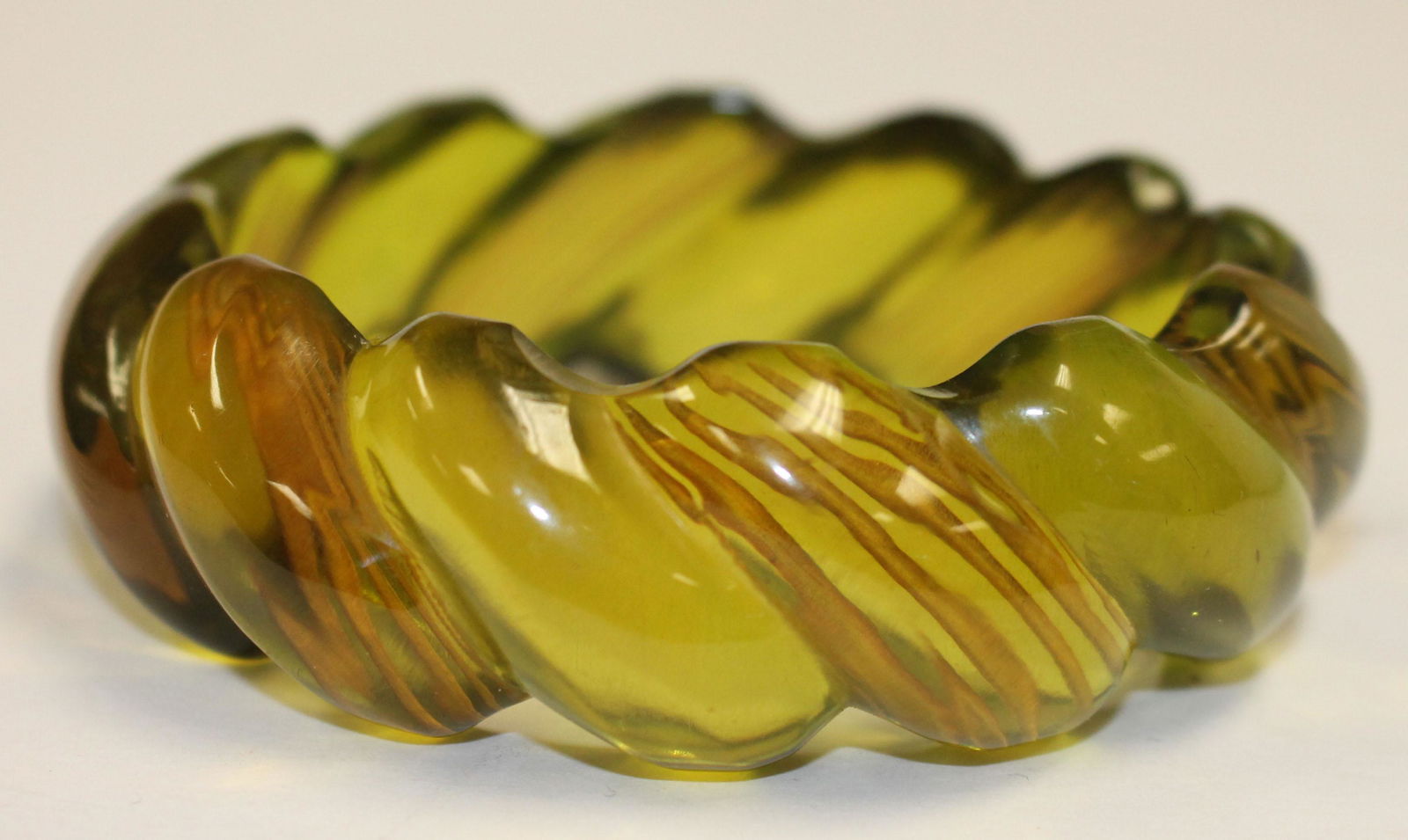 Vintage Bakelite translucent green rope design bangle (1 of 2)
