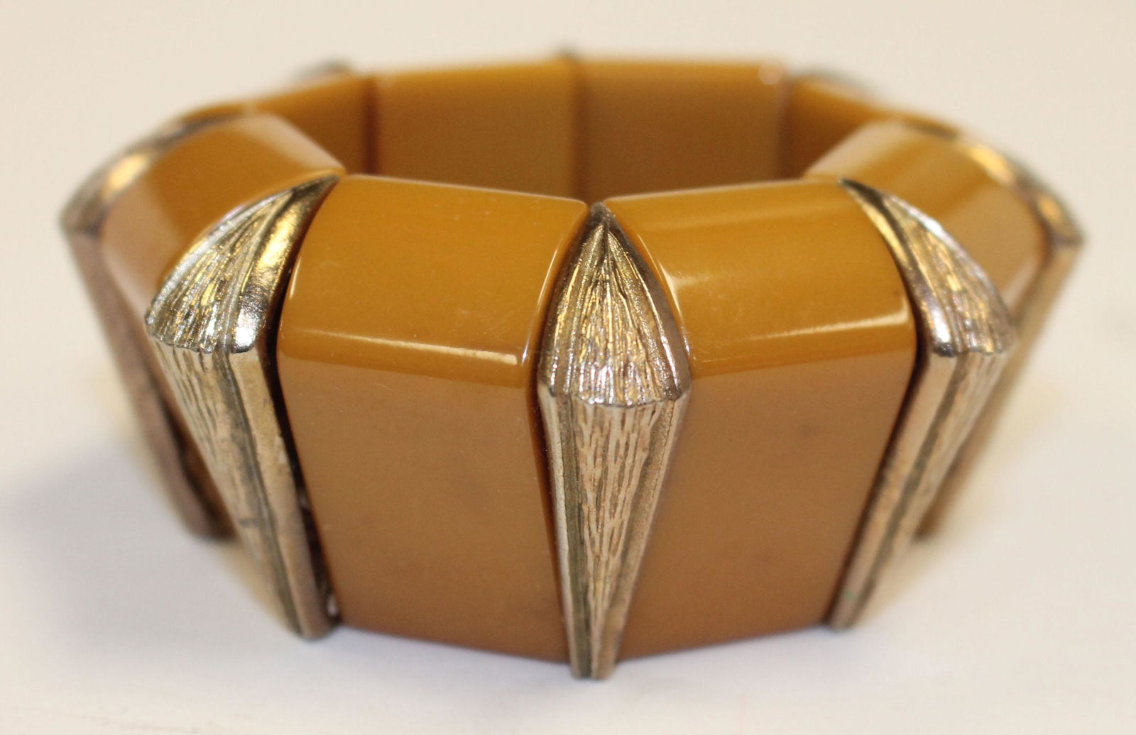 Vintage Bakelite stretch carmel & brass accent bracelet (1 of 2)