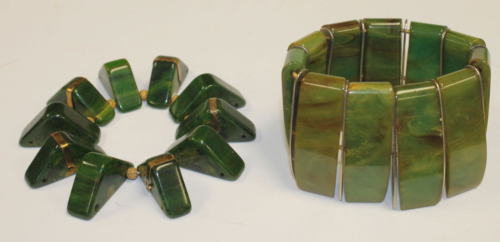 2 Vintage Bakelite stretch bangles in green marble w (1 of 3)