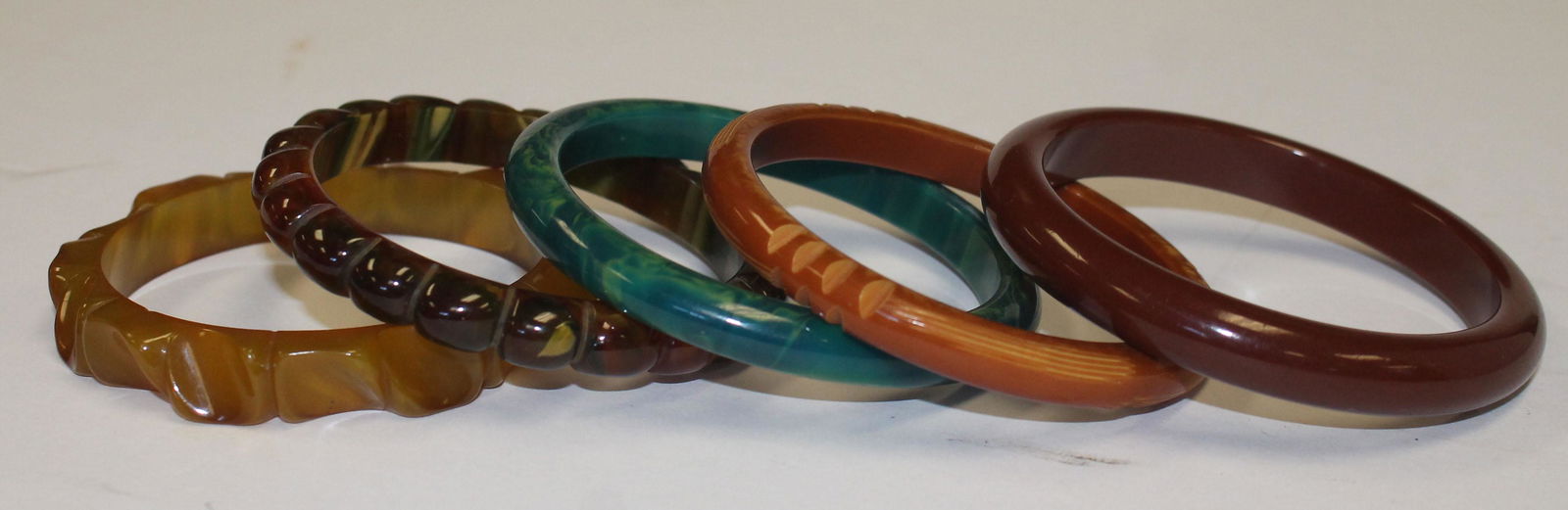 5 Vintage Bakelite bangles in a variety of colors - 3" (1 of 6)