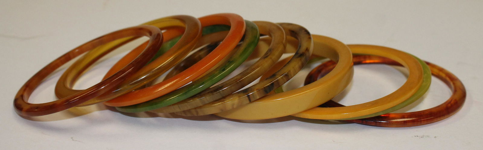 10 Vintage Bakelite thin bangle bracelets in green, (1 of 5)