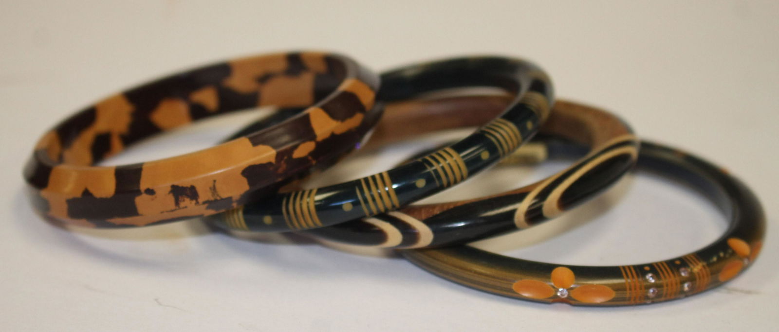 4 Vintage Bakelite bangle bracelets w different design (1 of 5)