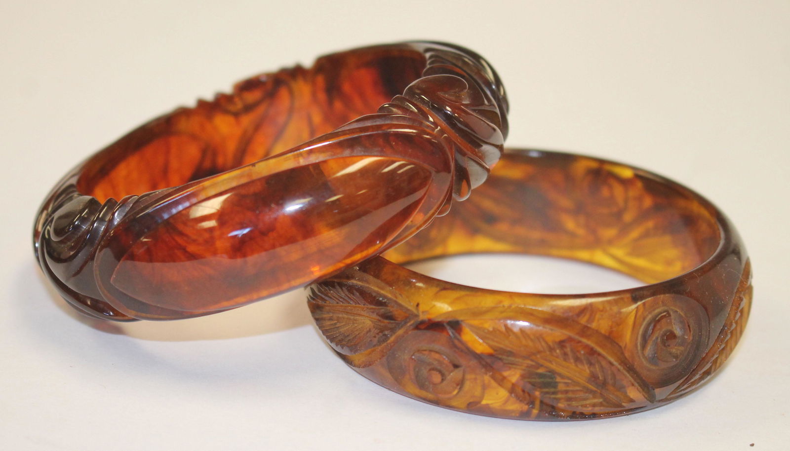 2 Vintage Bakelite transparent tortoise shell carved (1 of 3)