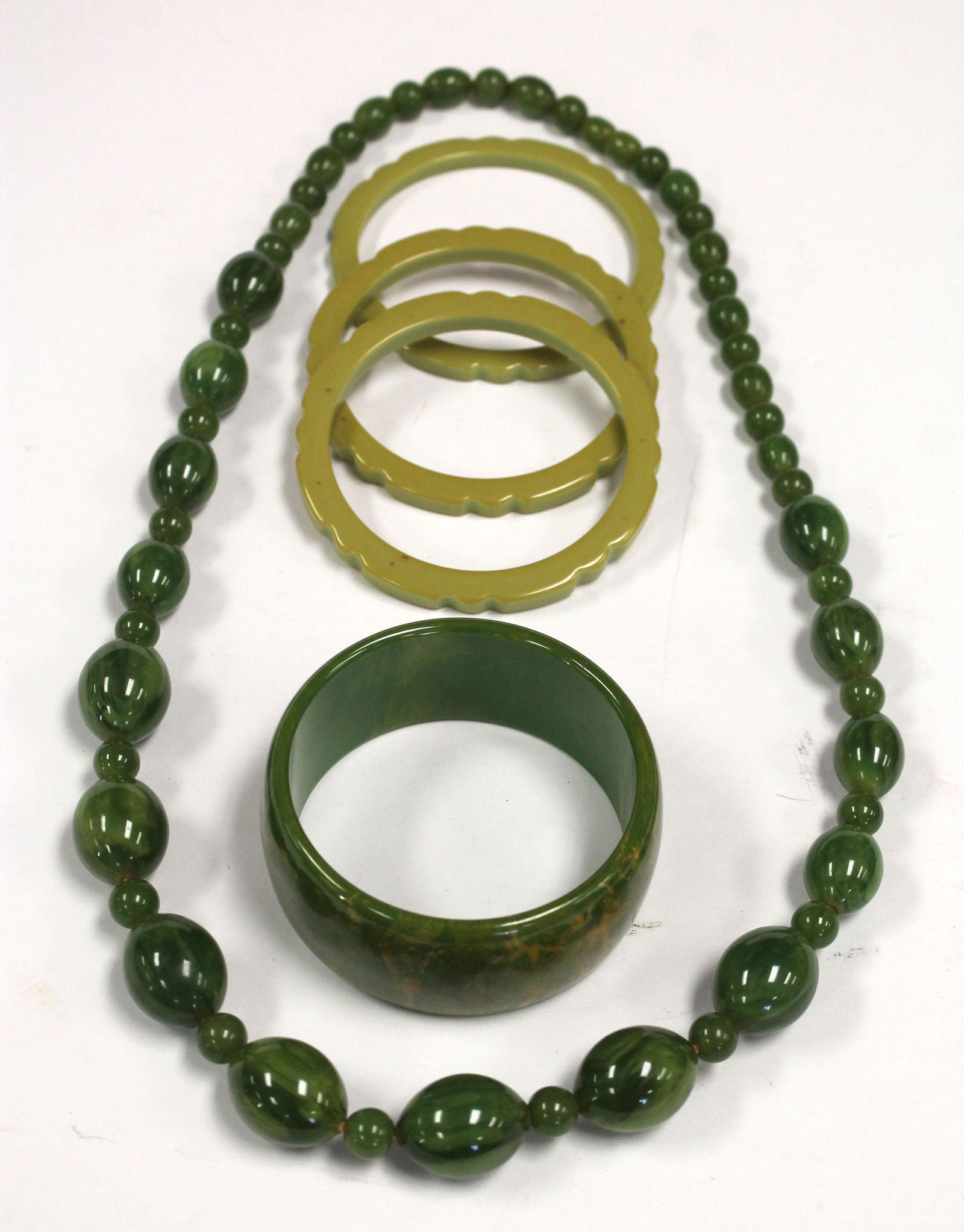 Vintage Bakelite jewelry set incl green marbled beaded (1 of 4)