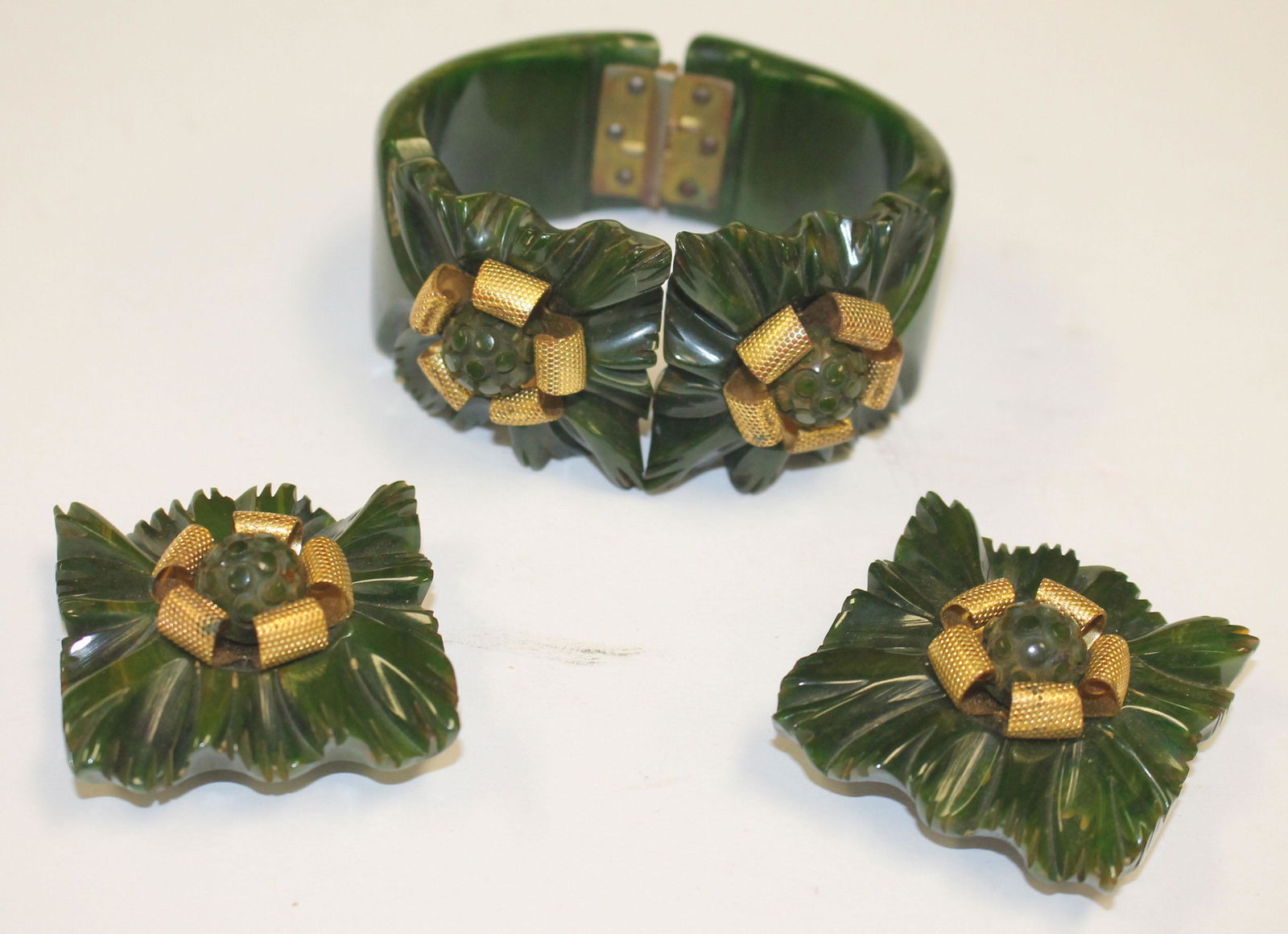 Vintage Bakelite carved green hinged bracelet w gold (1 of 3)