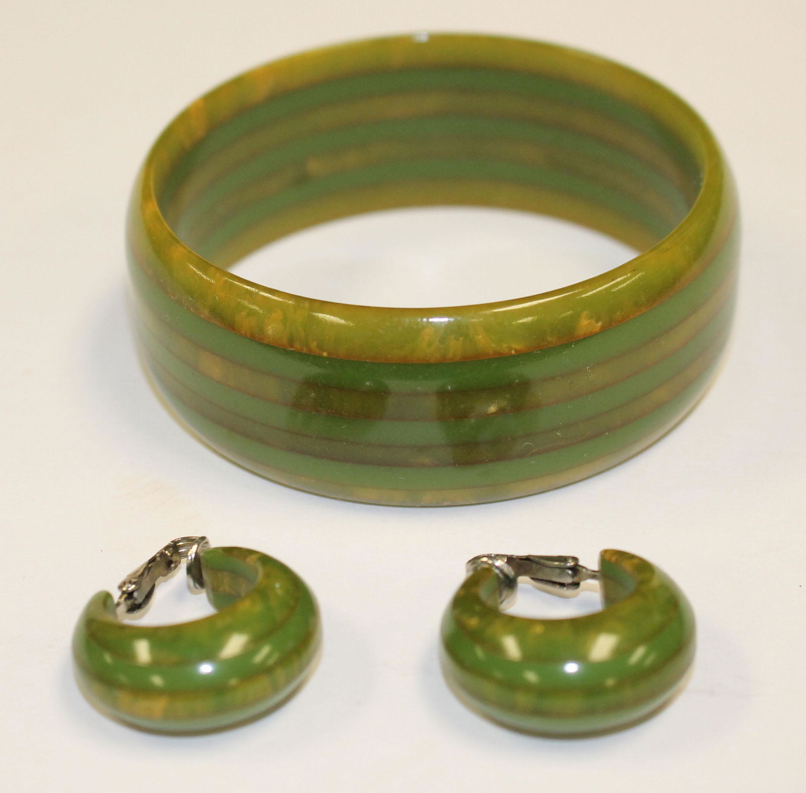 Vintage Bakelite jewelry set w a green laminated (1 of 3)