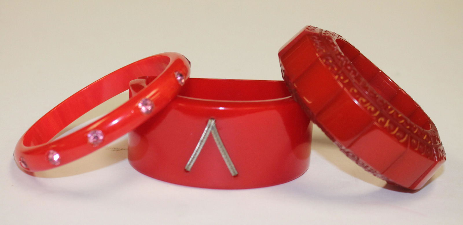 3 Vintage Bakelite red bracelets incl a hinged, stretch (1 of 5)