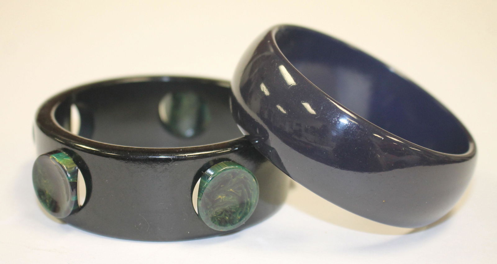 2 Vintage Bakelite bangle bracelets incl one in navy 2 (1 of 3)