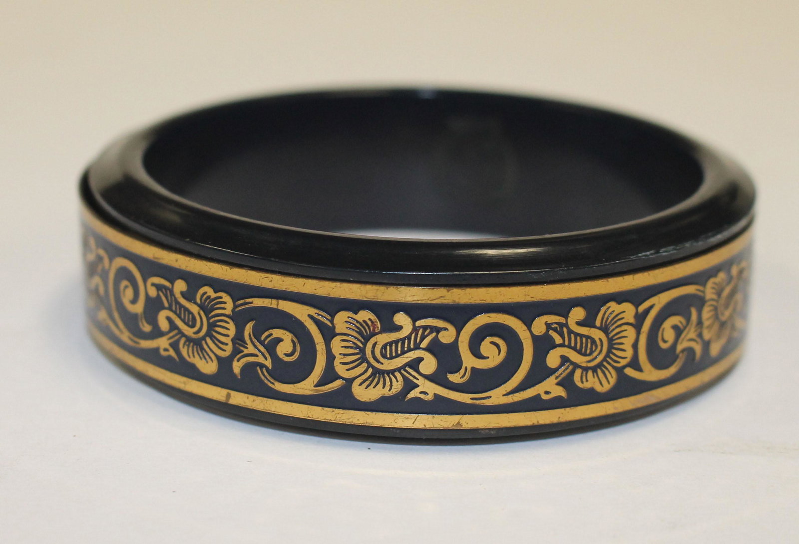 Vintage Bakelite navy blue bangle w brass overlay slide: Vintage Bakelite navy blue bangle w brass overlay slide covering make-up interior - 3" diam