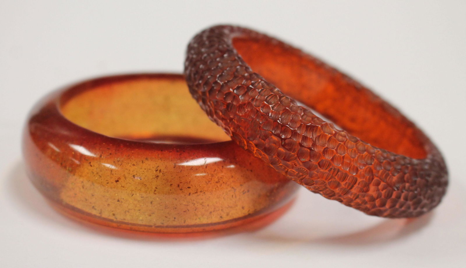 2 Vintage Bakelite bangle bracelets - 1 carved, the (1 of 3)