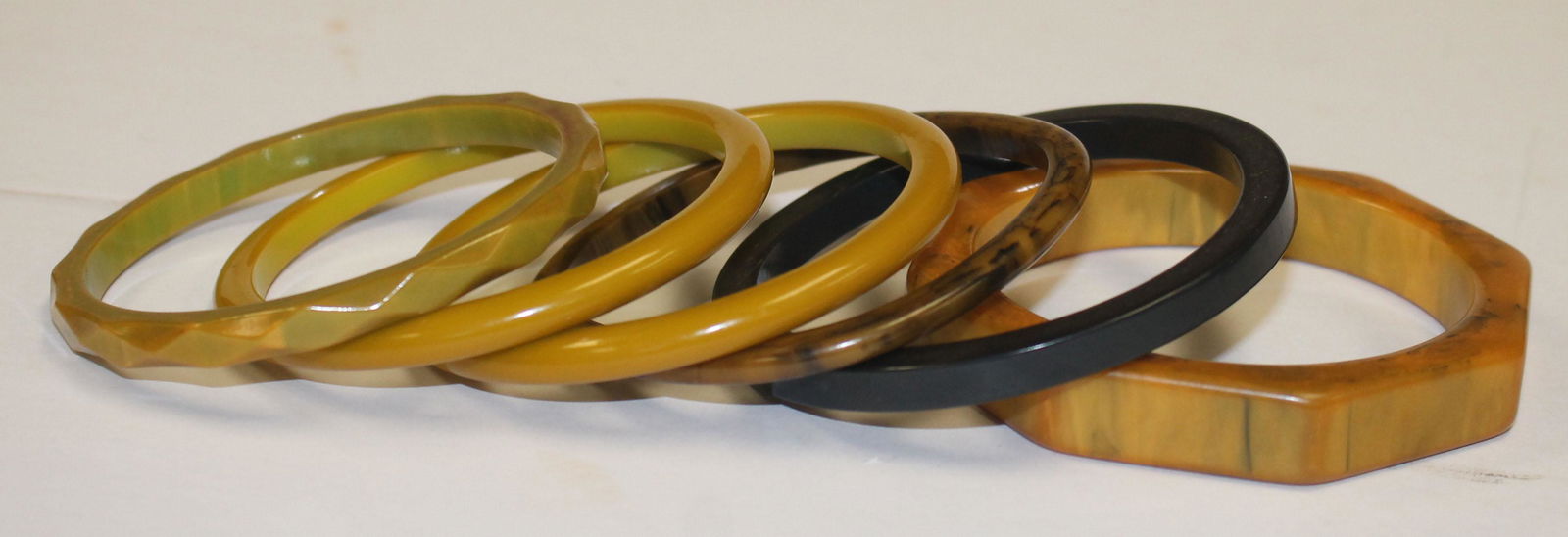 6 Vintage Bakelite bangle bracelets in peanutbutter & (1 of 3)